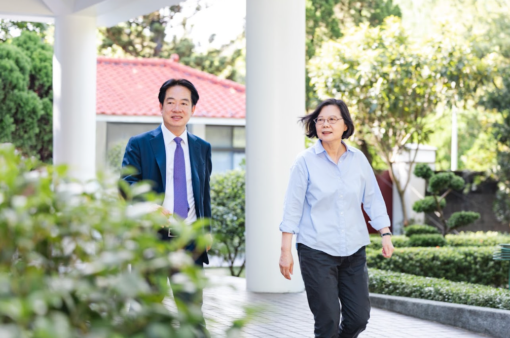 總統賴清德、前總統蔡英文在官邸會晤，兩人談到蔡英文將訪歐的行程。 圖：總統府提供