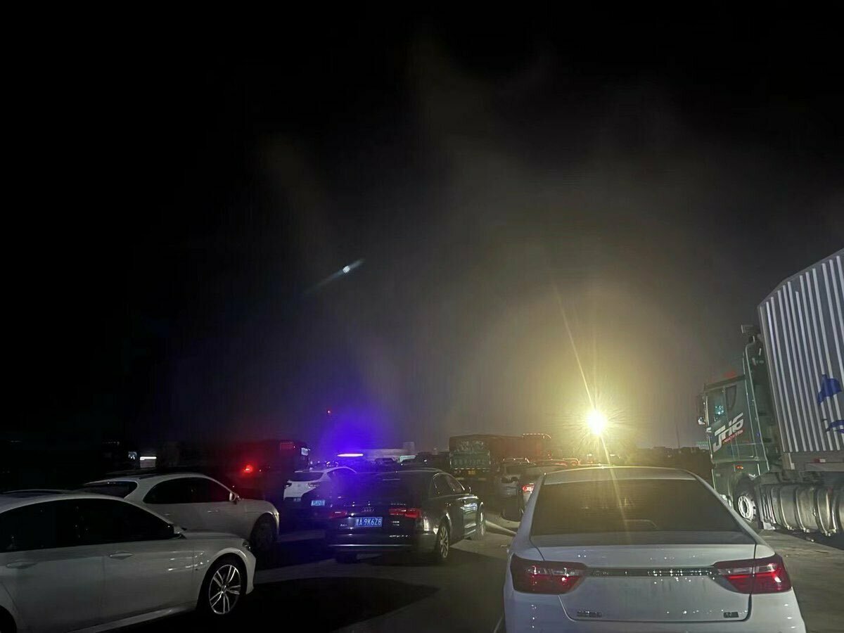 一輛大型貨車行駛途中突然發生爆炸，產生蘑菇雲般的濃煙。這起意外導致高速公路上的車輛交通大亂，擁堵長達八小時，通行狀況至今仍未完全恢復。 圖:翻攝自X帳號@DXDWX999