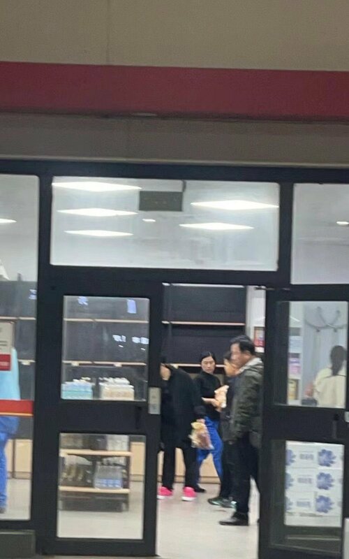當地便利商店的貨架被搶購一空。 圖:翻攝自X帳號@DXDWX999