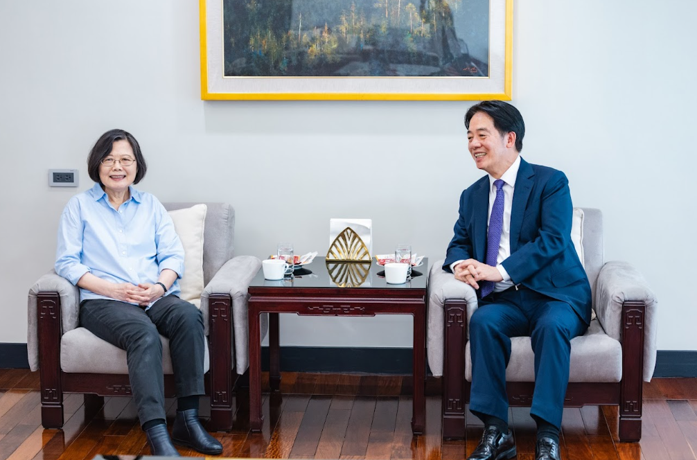 總統賴清德、前總統蔡英文於官邸會晤，談及蔡英文出訪歐洲一事。 圖：總統府提供