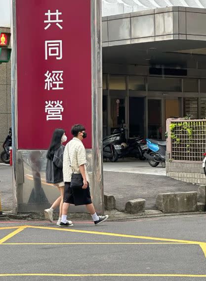 今凌晨有網友在Dcard分享去年五月時在中壢火車附近站遇到大書與Una。 圖：攝自Dcard