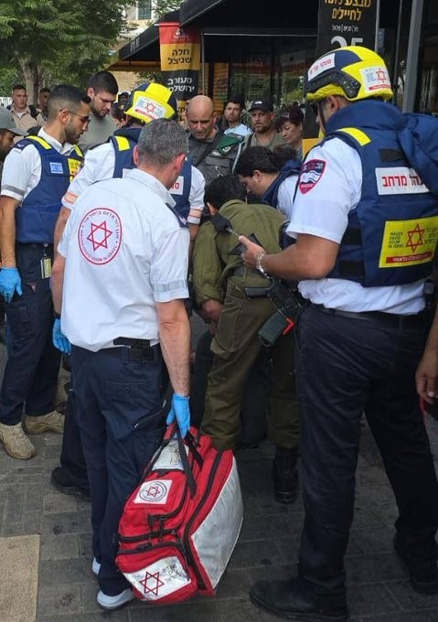 襲擊造成 9 人受傷，其中 1 名女性士兵不幸喪生。當地警方迅速回應，擊斃了這名襲擊者。 圖片來源: X 帳號 @hizbie_