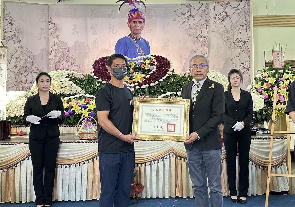 重要傳統表演藝術「阿美族馬蘭Macacadaay」保存者杵音文化藝術團豐福明藝師辭世，文化部頒贈旌揚狀，享年81歲。文化部文化資產局局長陳濟民（右）7日代表頒贈旌揚狀，由藝師兒子豐明德代表受贈。 圖：文化部文資局／提供