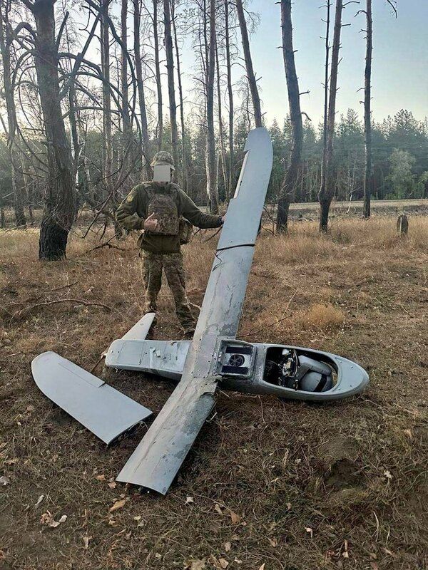 俄羅斯偵查無人機 "Merlin - VR" 被 FPV 攔截無人機擊落。 圖：攝自 「 x 」＠NOELreports