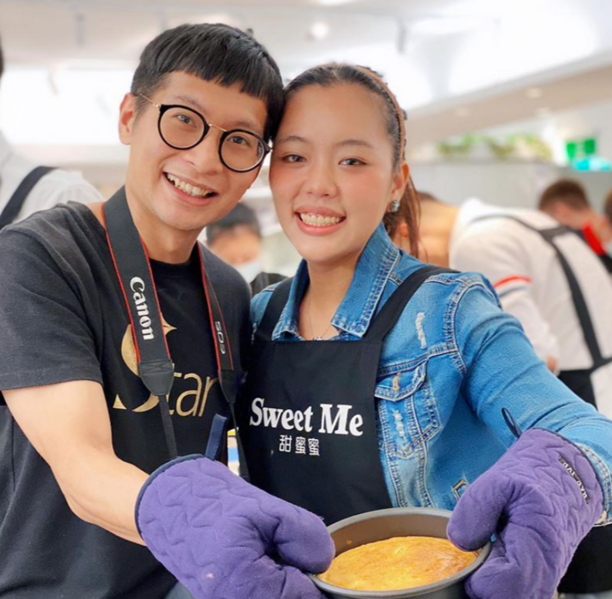 逸祥(左)和紫布爾正若從2020年開始交往，感情十分穩定。 圖：翻攝自紫布爾正若FB
