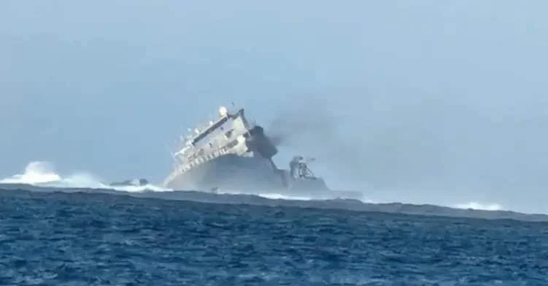 紐西蘭海軍水道測量船「馬納瓦努伊號(HMNZS Manawanui A09)」6日在薩摩亞烏波盧島南部海岸擱淺後沉沒。 圖：翻攝New Zealand Defence Force