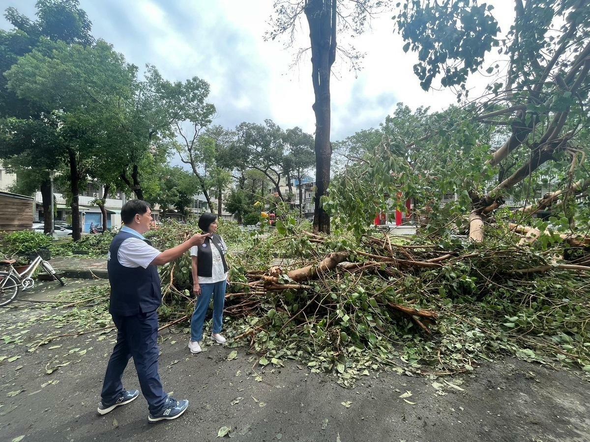 柯志恩(右)颱風後各處勘災。 圖：國民黨高雄市黨部提供