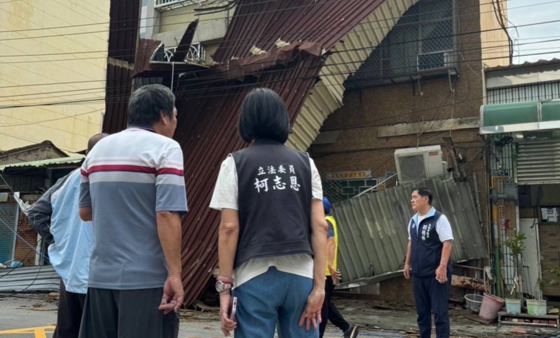 柯志恩(中)颱風後各處勘災。 圖：國民黨高雄市黨部提供