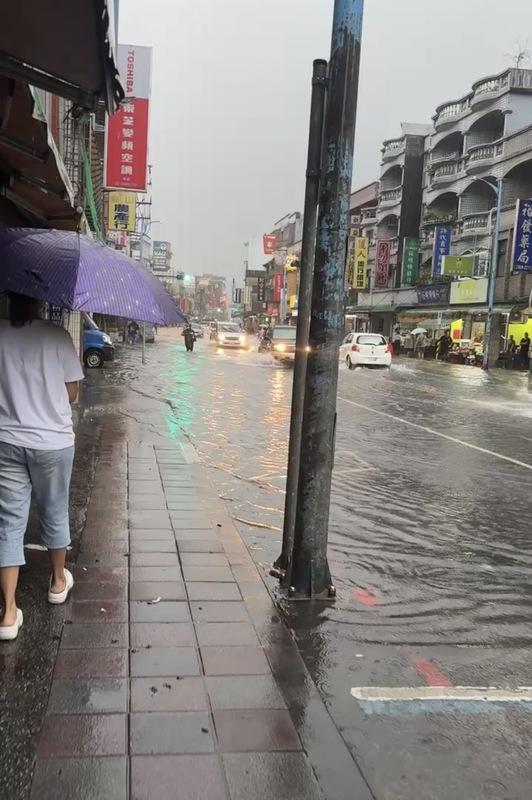 山陀兒颱風帶來強降雨，造成新北多處淹水成災，道路成河流。 圖：新北市政府／提供