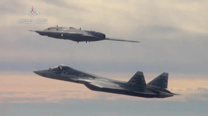 S-70 無人機基於 Mikoyan Skat 無人機設計，採用了 Su-57 戰機的技術，被視為 Su-57 的「忠誠僚機」。 圖 : 翻攝自零度Military