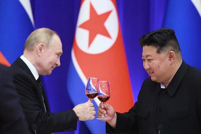 2024年初，普丁在訪問平壤期間，俄羅斯與北韓簽署了國防條約，進一步鞏固了雙方的軍事合作。 圖:翻攝自X帳號@OfficialNewsWin