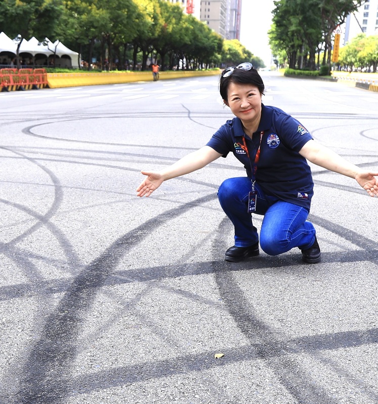 盧秀燕大秀與燒胎痕跡的合照，但一般市民都不行，被批評為個人焰火式的作秀。 圖：台中市政府/提供