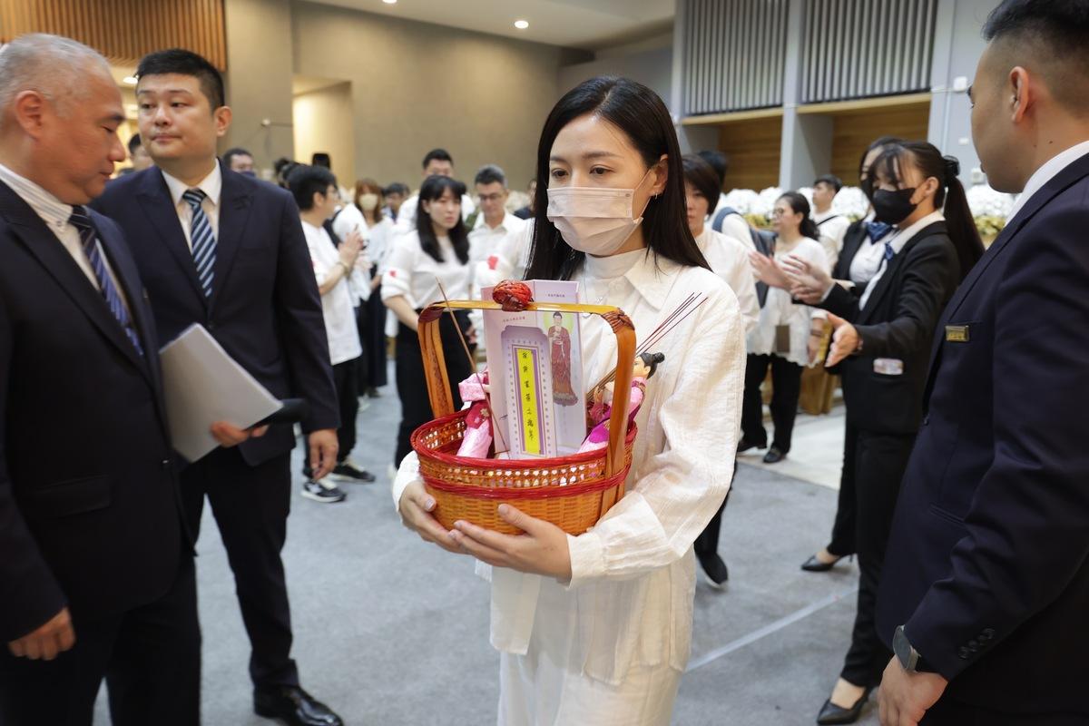 立委吳沛憶「捧斗」送別。 圖：簡舒培提供