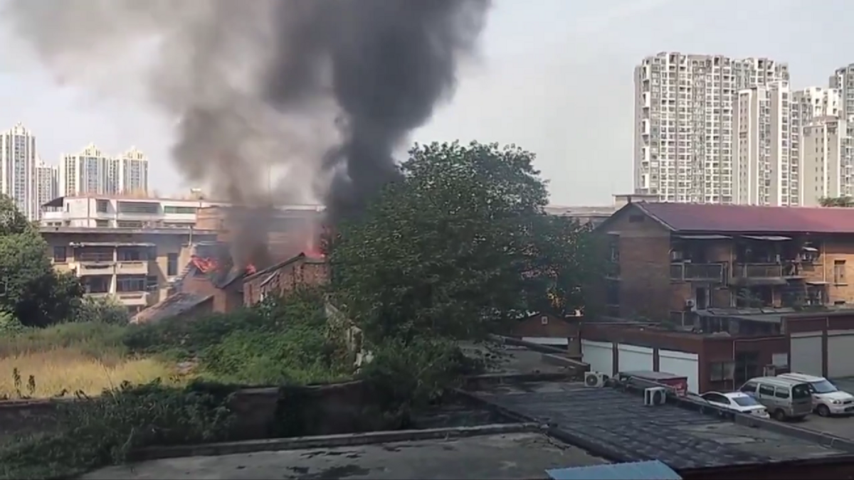 湖南省益陽市濱江路附近一名官員家中發生爆炸，隨後引發大火。 圖: 翻攝自影片