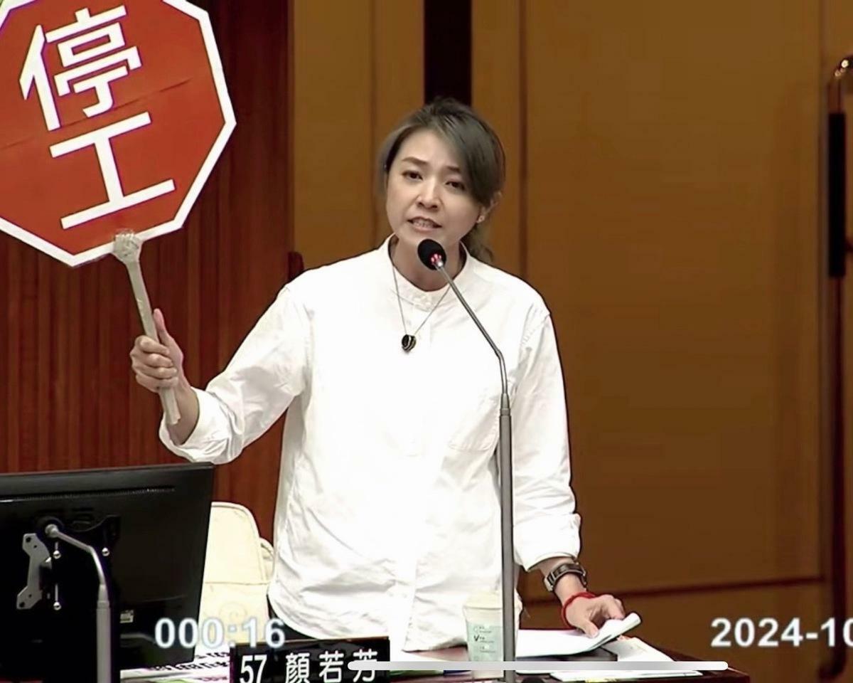 顏若芳送蔣萬安一張停工牌，痛批蔣市府推出「三大假動作」：發函法院、停止施工勘驗、判刑確定後重審，別再畏首畏尾踢皮球，京華廣場應即停工。 圖：顏若芳提供