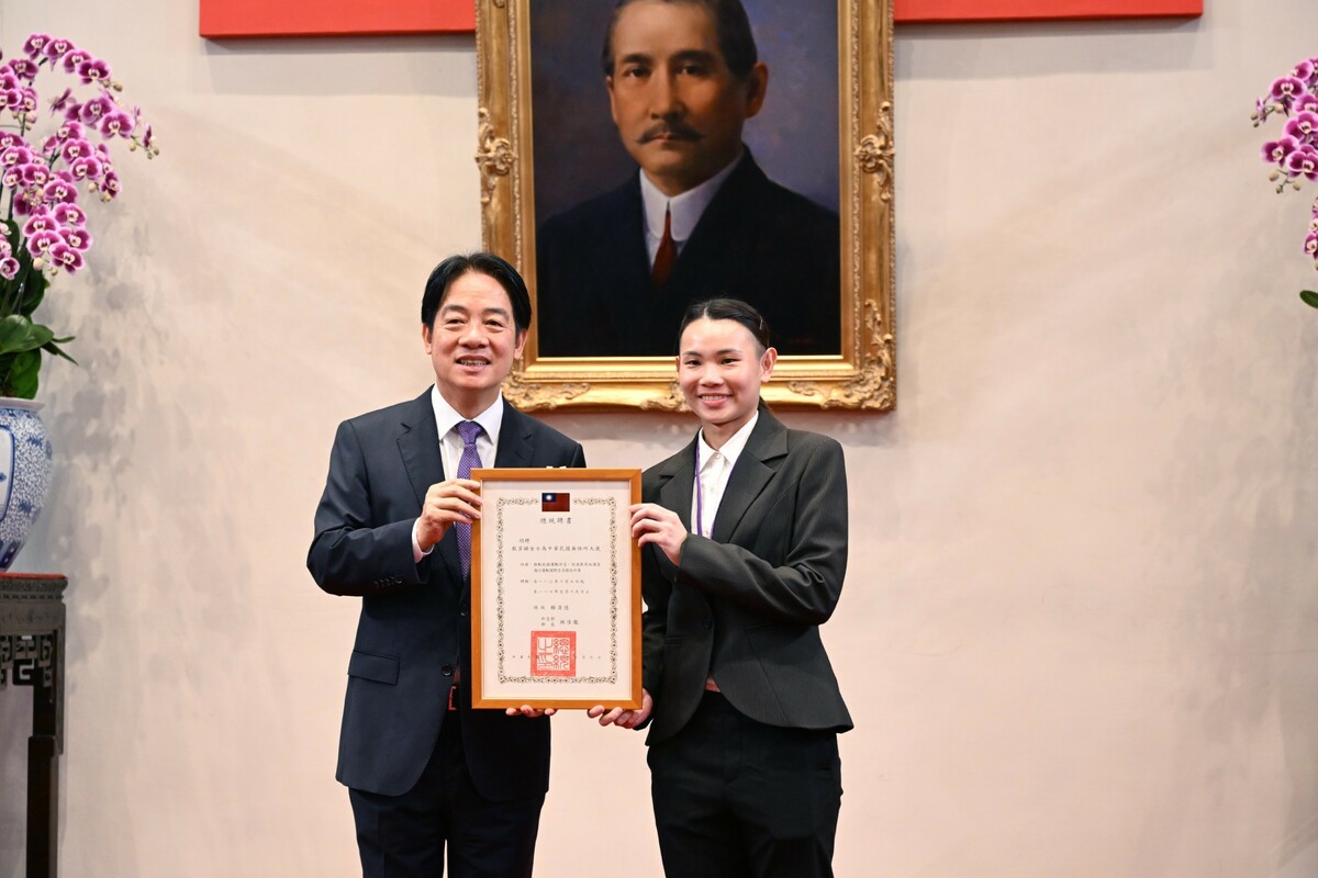 羽球球后戴資穎出任無任所大使，總統賴清德頒發聘書。 圖：總統府提供