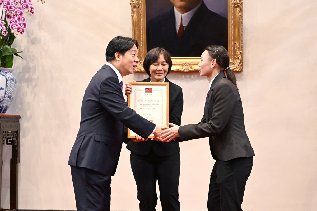 羽球球后戴資穎出任無任所大使，總統賴清德頒發聘書。 圖：總統府提供