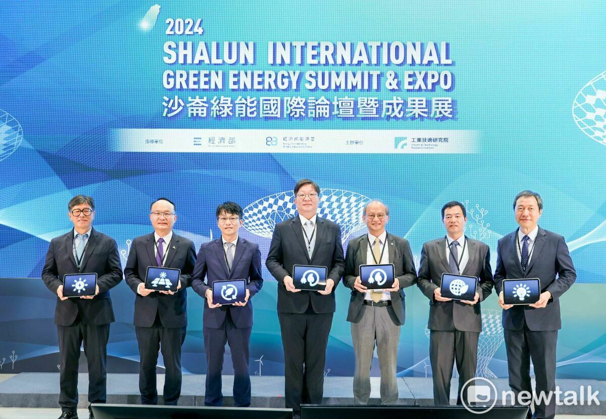 在經濟部能源署支持下，工研院舉辦「2024沙崙綠能國際論壇暨成果展會」迎向嶄新太陽光電新紀元。圖左起為太陽光電永續發展協會理事長蔡佳晉、太陽光電發電系統商業同業公會理事長廖禎松、日本臺灣交流協會高雄事務所副所長是枝憲一郎、經濟部能源署署長游振偉、工研院綠能所所長王漢英、太陽光電產業協會常務理事葉正賢、GESA太陽光電委員會主席沈維鈞。 圖：工研院提供