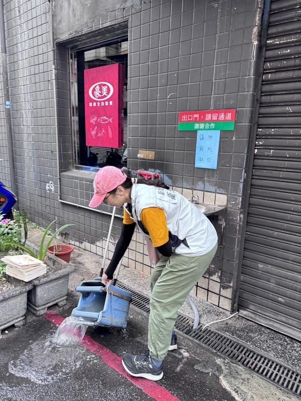 衛生局提醒民眾落實「巡倒清刷」，積極清除住家周遭積水容器。 圖：新北市衛生局／提供