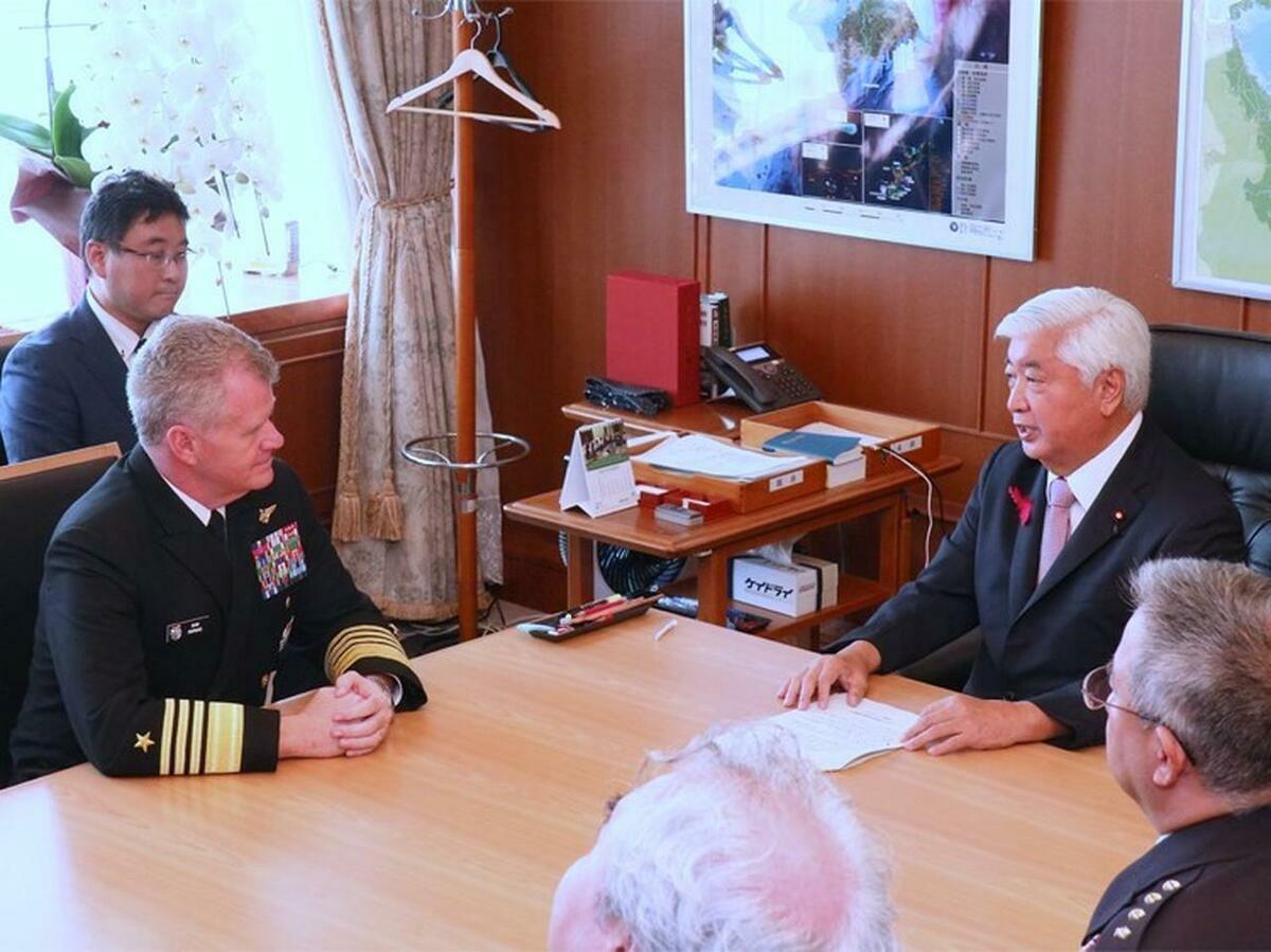 日本防衛大臣中谷元(右)與美國印度太平洋司令部司令帕帕羅會談，確認有關日美合作提升指揮統制事宜。 圖：翻攝dailydefense.jp