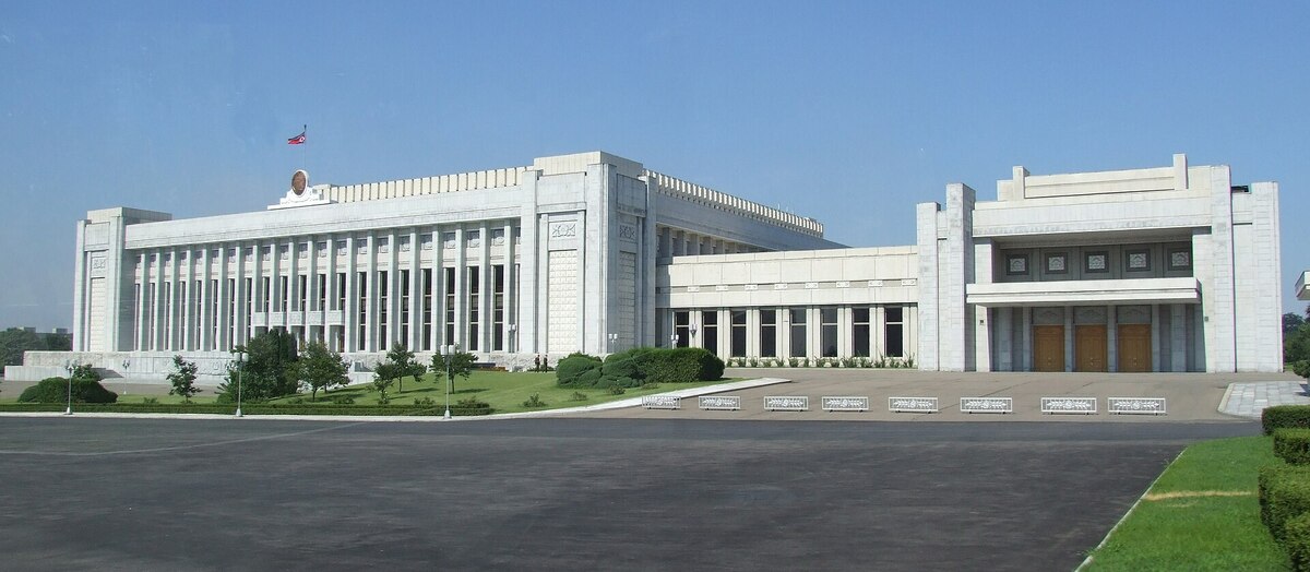 北韓最高人民會議萬壽臺議事堂 取自維基百科　by Nicor   CC BY-SA 3.0
