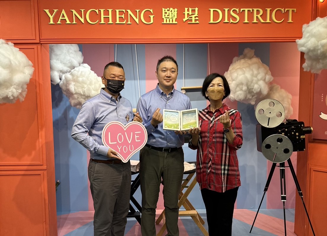 全國第一對兩岸同性伴侶在高雄完成結婚登記。 圖：高雄市民政局提供