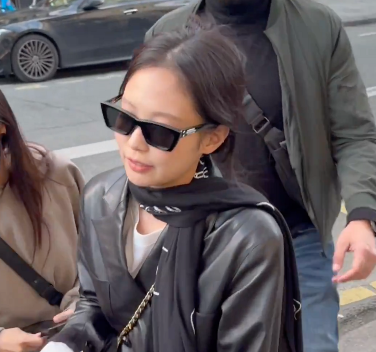 此舉造成這群粉絲不滿，竟有人質問Jennie「認真的嗎？妳討厭我們嗎？」，Jennie聽到後表情略顯無奈。 圖：翻攝自Jennie X