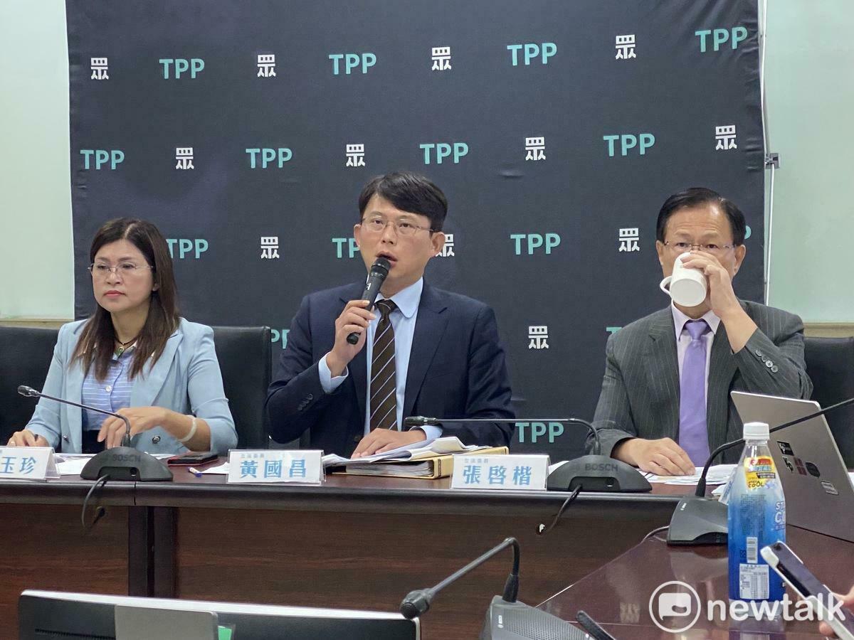 民眾黨團今召開「人民想租社宅租不到，蓋好竟轉作高級酒店」記者會，黨團總召黃國昌（中）、幹事長麥玉珍（左）、立委張啓楷（右）等人出席。 圖：周煊惠 / 攝