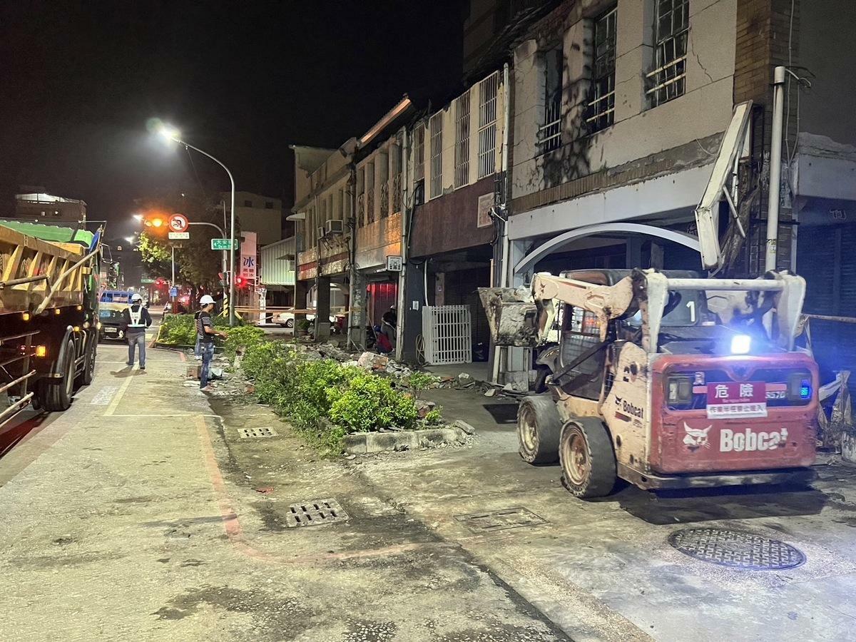 高市府連續幾天拼盡全力，日夜趕工恢復市容。 圖:高雄市工務局提供