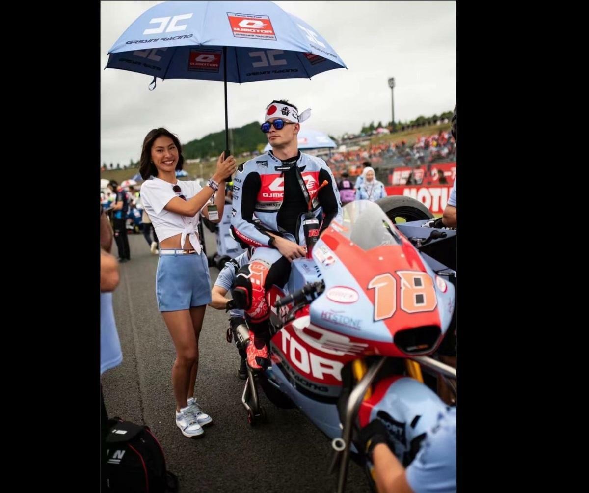 中國錢江摩托旗下的 QJMOTOR 車隊近期參加 MOTOGP 日本茂木站的賽事，但合作的歐洲車手岡薩雷斯卻因為配戴日本頭巾，遭車隊單方面解除合作。 圖：翻攝自 @whyyoutouzhele X 帳號