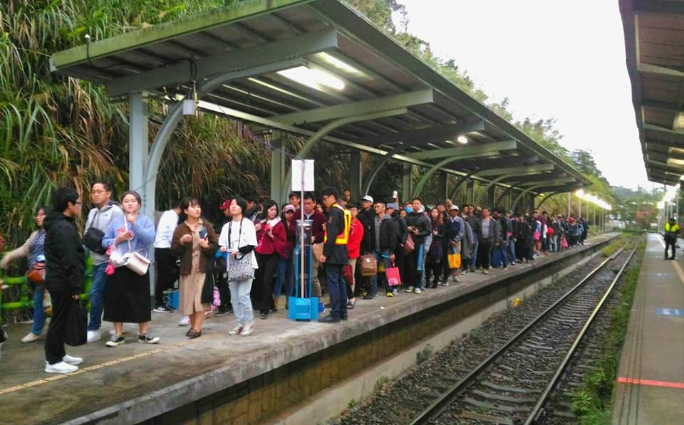 台鐵平溪、深澳線一早就受到影響，雨量超過預警值停駛，台鐵表示，預估要到今日晚上11時59分才會恢復。 圖：翻攝自Fun台鐵臉書