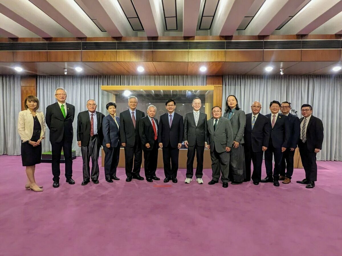 外交部長林佳龍和無任所大使合影。 圖：外交部／提供