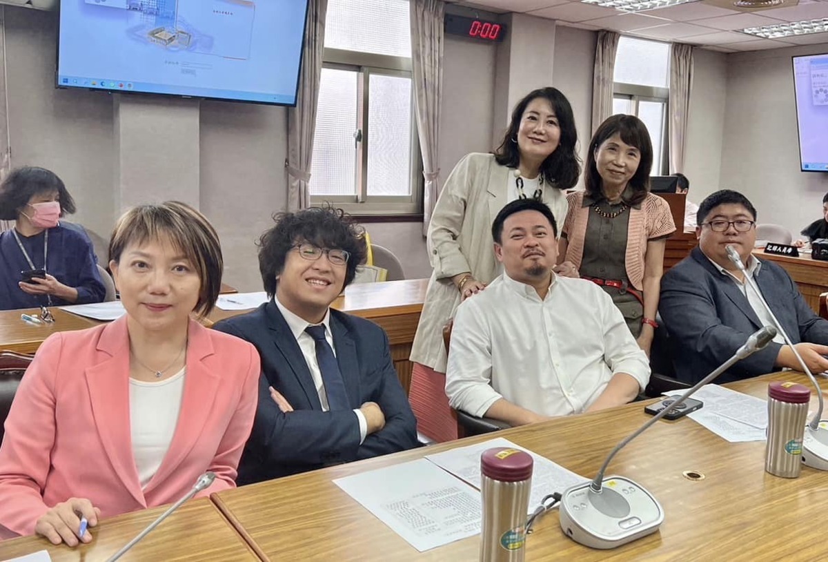 立法院針對「聯大2758決議文」不設台灣共同聲明協商破局，會前綠委與主席陳昭姿合影。 圖：翻攝自吳思瑤臉書