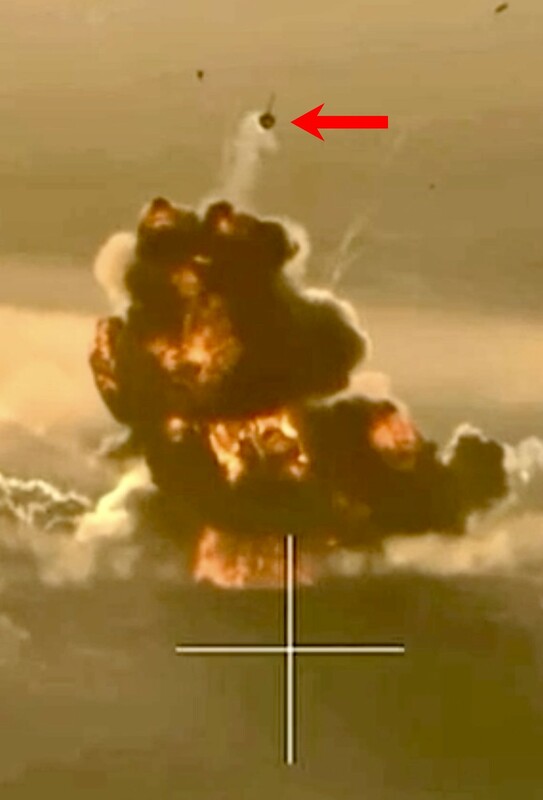 1 輛俄軍坦克被烏軍攻擊後發生猛烈爆炸。爆炸威力之強，讓砲塔連同 1 名俄軍都飛往高空。 圖：翻攝自 OSINTtechnical X 帳號