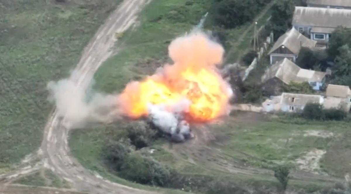 1 輛俄軍坦克被烏軍攻擊後發生猛烈爆炸。爆炸威力之強，讓砲塔連同 1 名俄軍都飛往高空。 圖：翻攝自艾布拉姆斯 X 帳號