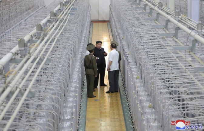 北韓領導人金正恩視察鈾濃縮基地。 圖 : 翻攝自朝中社（資料照）