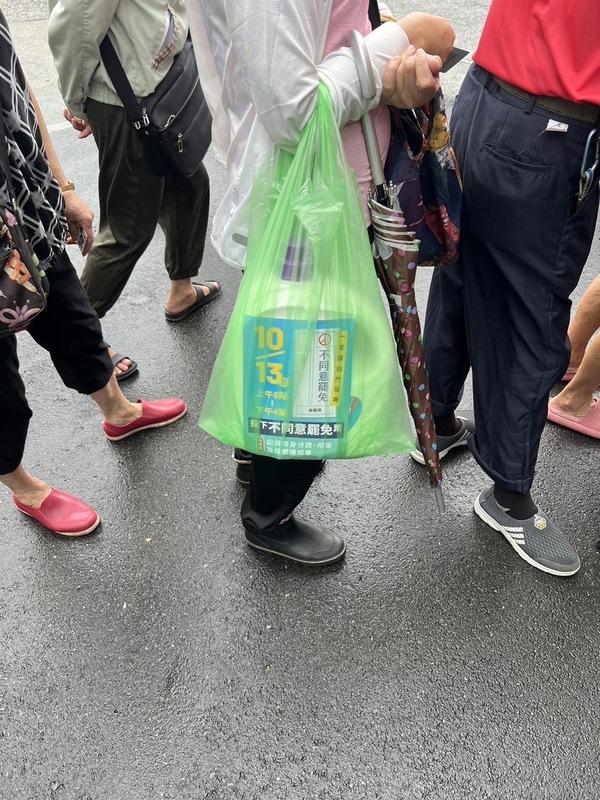 基隆市府重陽禮品疑似夾帶反罷免文宣。 圖：山海公民拆樑行動聯盟提供