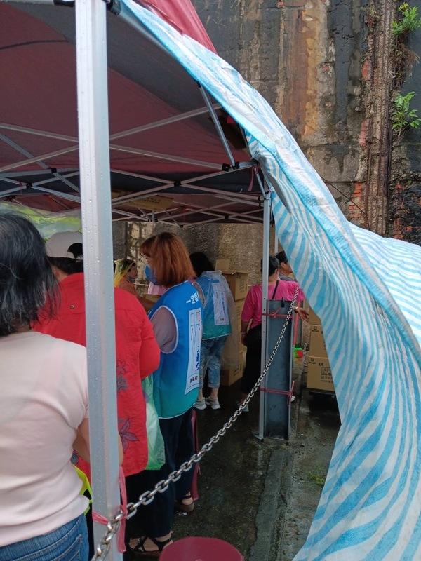 拆樑團體指控當日發放重陽禮品時有不少志工穿著反罷免背心。 圖：山海公民拆樑行動聯盟提供