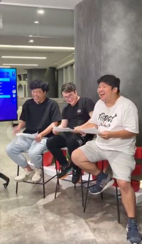 統神（右）宣布開啟全新的直播節目《賴皮豬式會社》，以綜藝談話性節目方式聊電競遊戲及社會新聞。 圖：翻攝自YORO FB