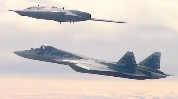 日前一架俄軍 S-70 「獵人」隱身無人機墜毀在烏克蘭頓涅茨克地區，吸引大量軍事愛好者關注。圖為 S-70 與蘇 -57 共同飛行。 圖：翻攝自 俄羅斯國防部 官方網站