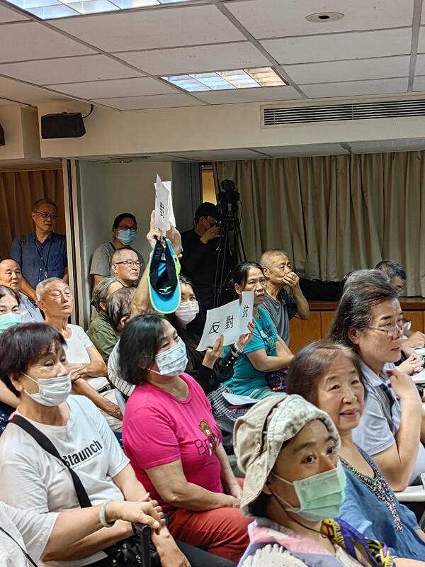 黎元大樓附近居民在禮儀大樓興建說明會上，清楚表達反對意見。 圖：台北市殯葬管理處提供