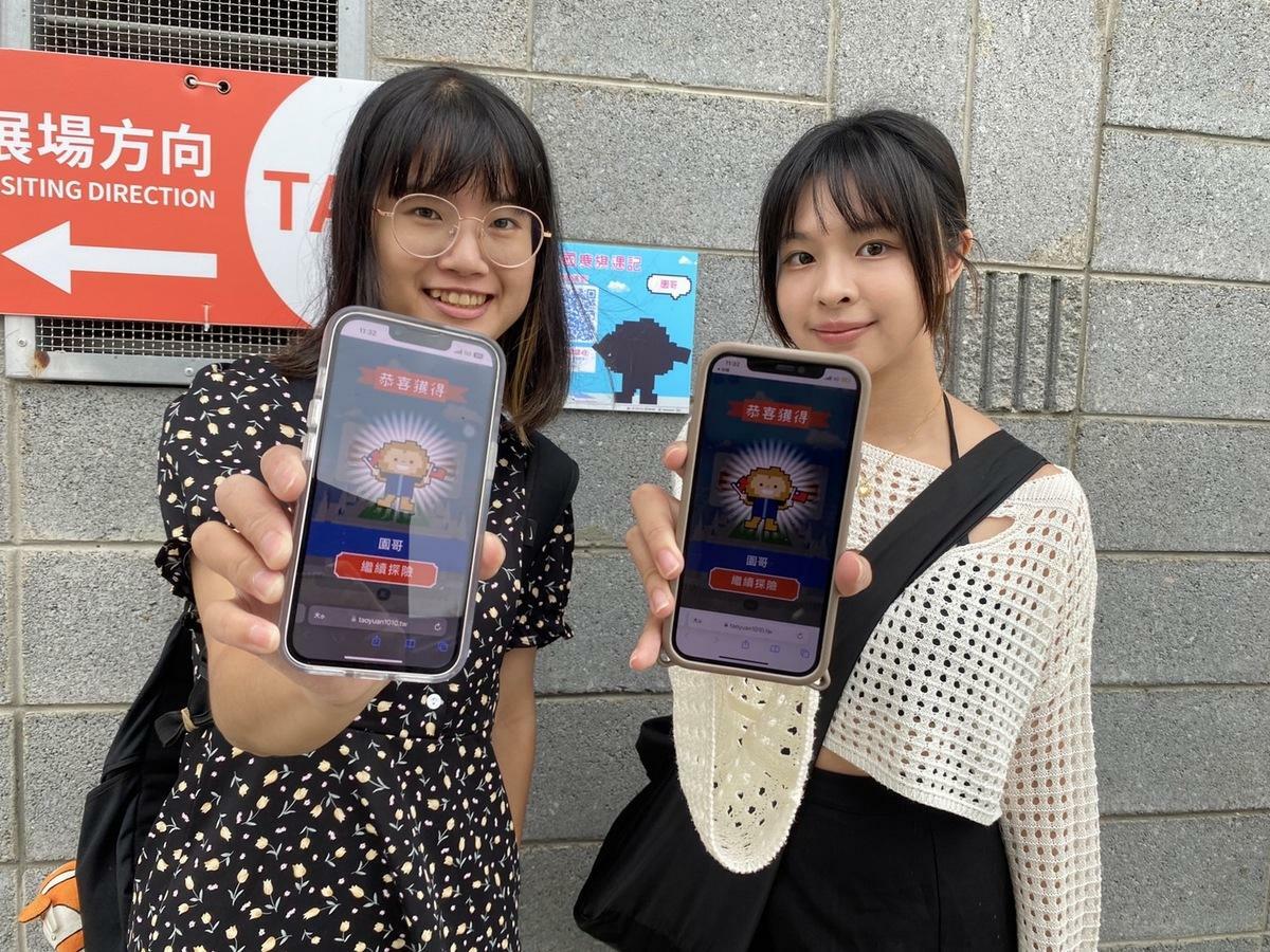民眾透過手機掃描中原文創園區內的QR Code，即可獲得探險碼，集滿三個探險碼就有機會參加抽獎活動。 圖：桃園市民政局／提供