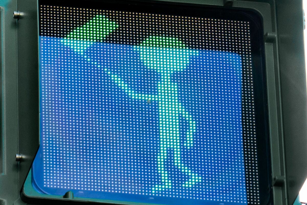 行人綠燈時，小綠人拿著飄揚國旗。 圖：桃園市政府交通局／提供