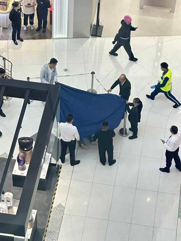 寧波跳樓事件現場。有人指是因炒股失利被「割韭菜」想不開，官方稱是謠言。 圖：攝自 「 x 」@DXDWX999