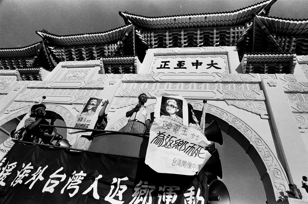 1988年8月21日，「聲援海外台灣人返鄉運動」大遊行，時任世台會祕書長羅益世，站在宣傳車上演講，也紀念前一天甫去世為返鄉而死的陳翠玉。  圖：邱萬興/攝