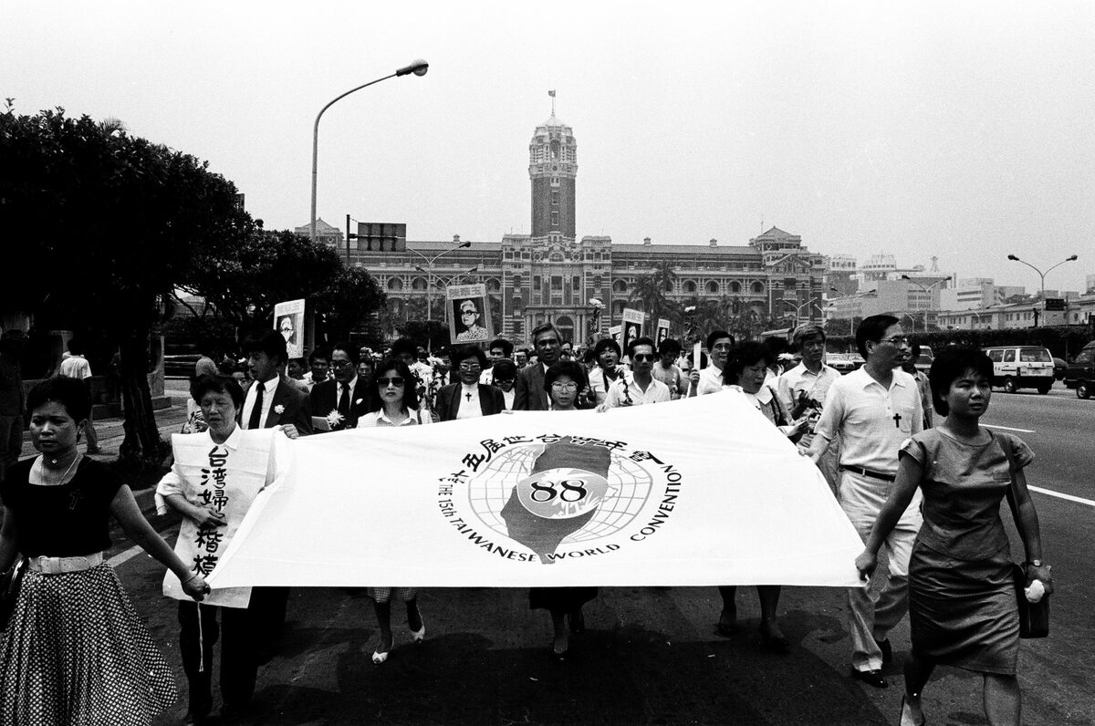 1988年8月26日，陳翠玉的告別式後，林宗正牧師帶領下，世台會、進步婦盟、民進黨等送葬隊伍前進總統府抗議。 圖：邱萬興/攝