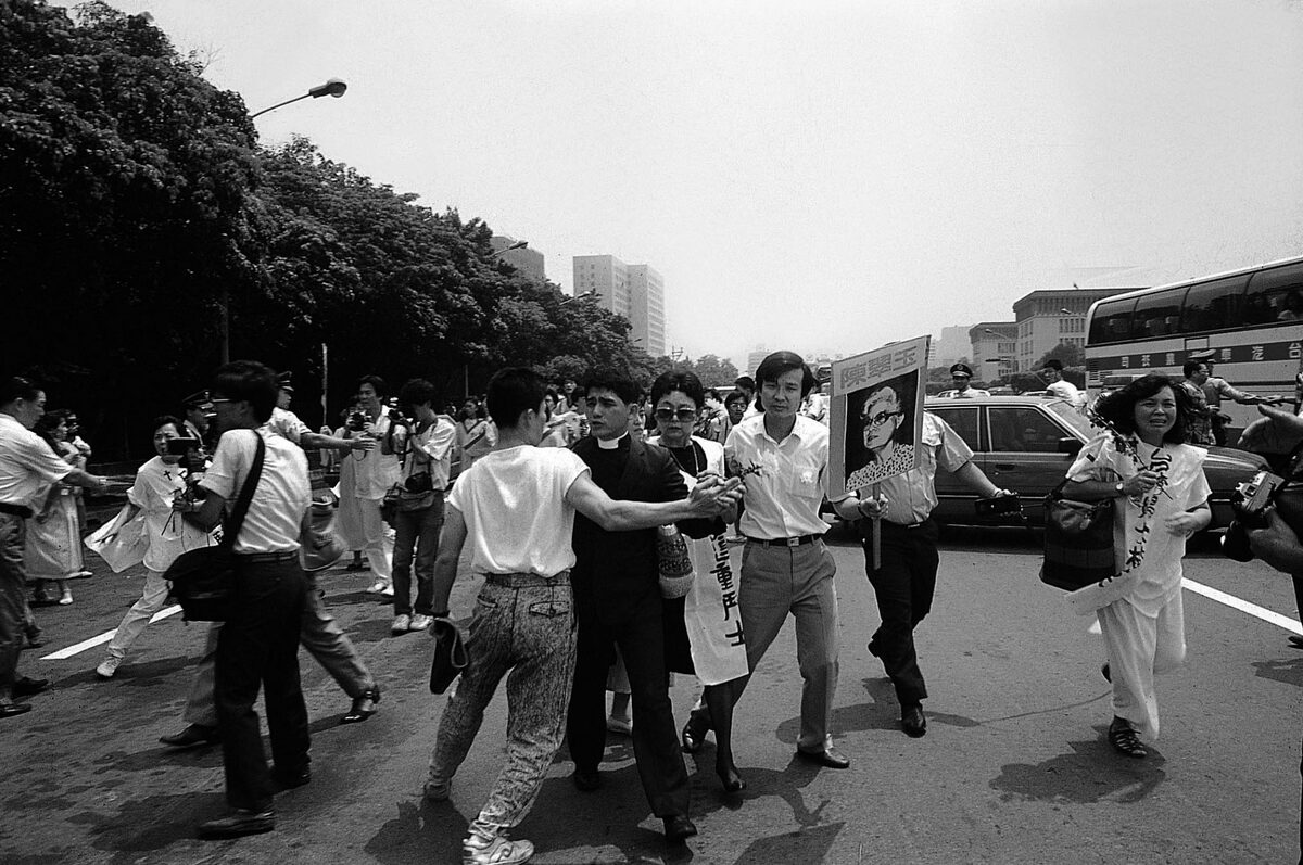 1988年8月26日，陳翠玉送葬隊伍前進總統府，林宗正牧師、李逸洋（手執陳翠玉的牌子）與眾多台灣婦女楷模，期間遭到軍警阻擾。 圖：邱萬興/攝