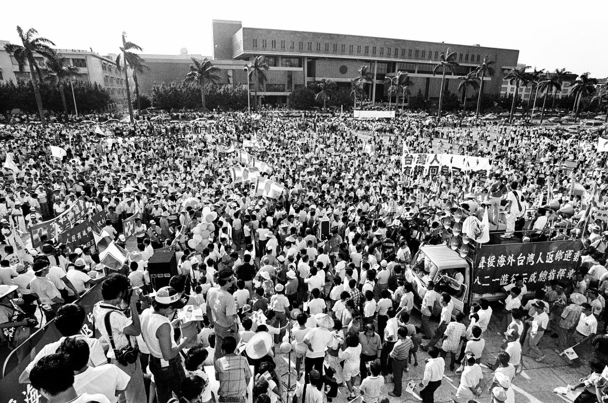 1988 年 8 月 21 日，民進黨在台北市舉辦的「聲援海外台灣人返鄉」大遊行。由謝長廷擔任活動總督導，上萬群眾參加遊行。 圖：邱萬興/攝(資料照)