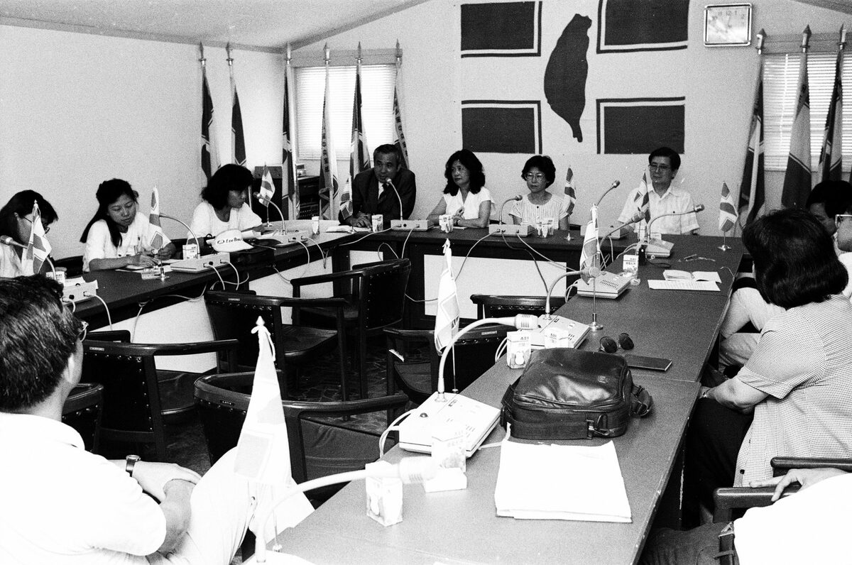 1988 年台獨聯盟黑名單人士與民進黨共同召開記者會 前排左起：姚嘉文，張丁蘭、毛清芬、黃爾璇。 圖：邱萬興/攝