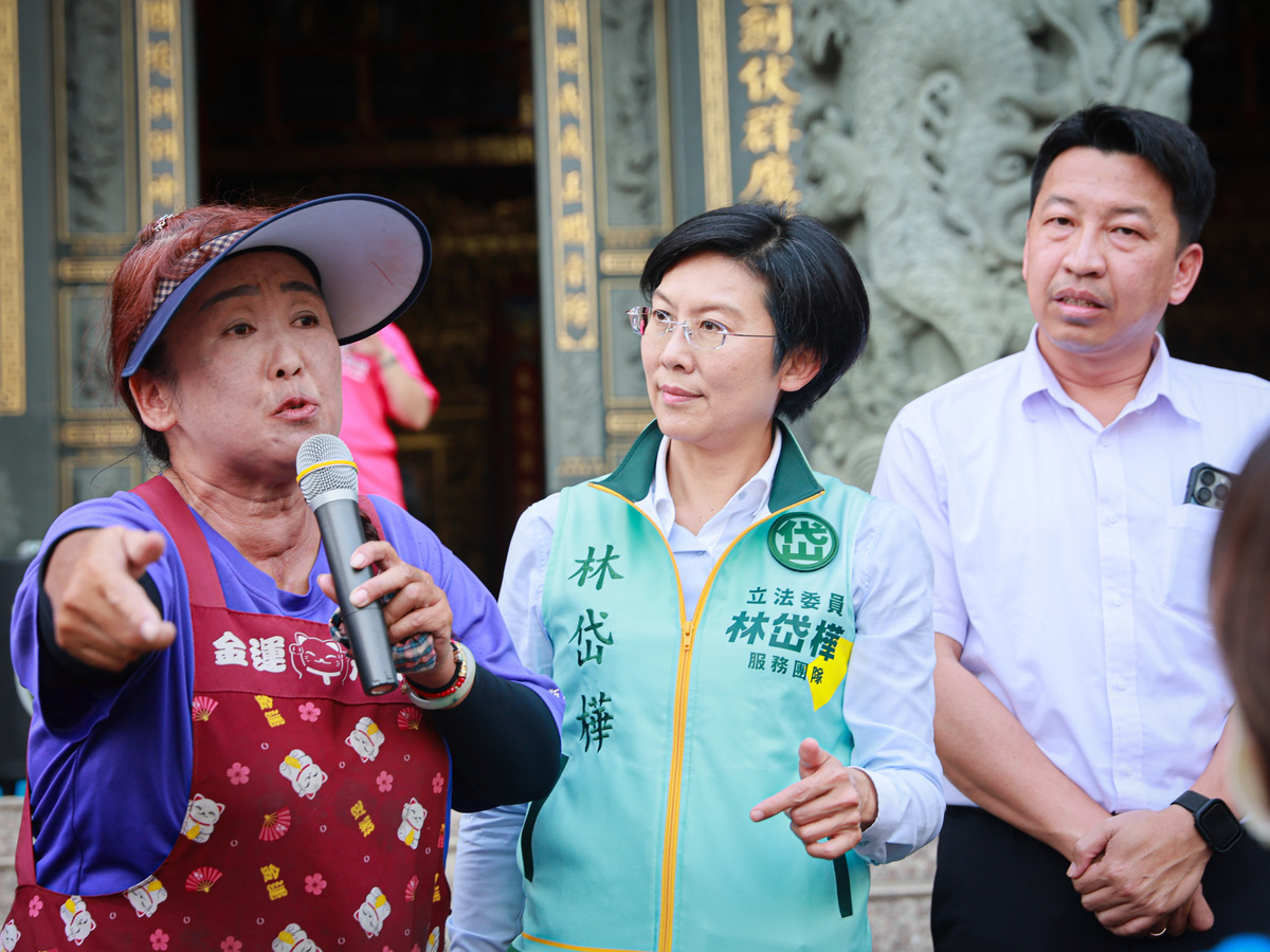 農民當面向林岱樺(中)及梁銘憲(右)訴苦。 圖：林岱樺服務處提供